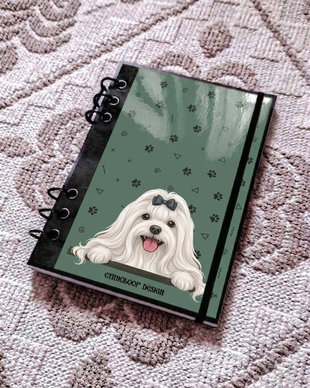 Caiet Mecanic A5 cu Refill Rezerve Foi - Curiosul Bichon Maltez cu Blana Lunga v4 (Verde Salvie)