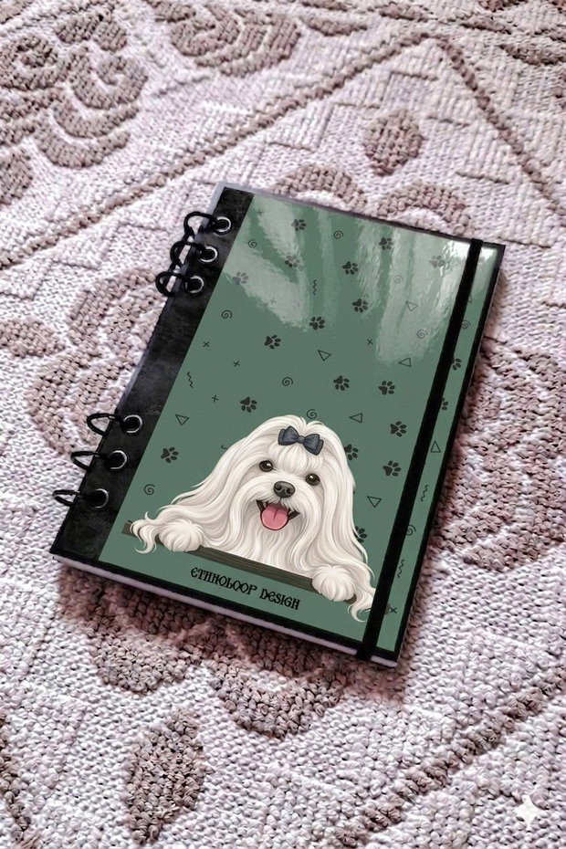 Caiet Mecanic A5 cu Refill Rezerve Foi - Curiosul Bichon Maltez cu Blana Lunga v4 (Verde Salvie)