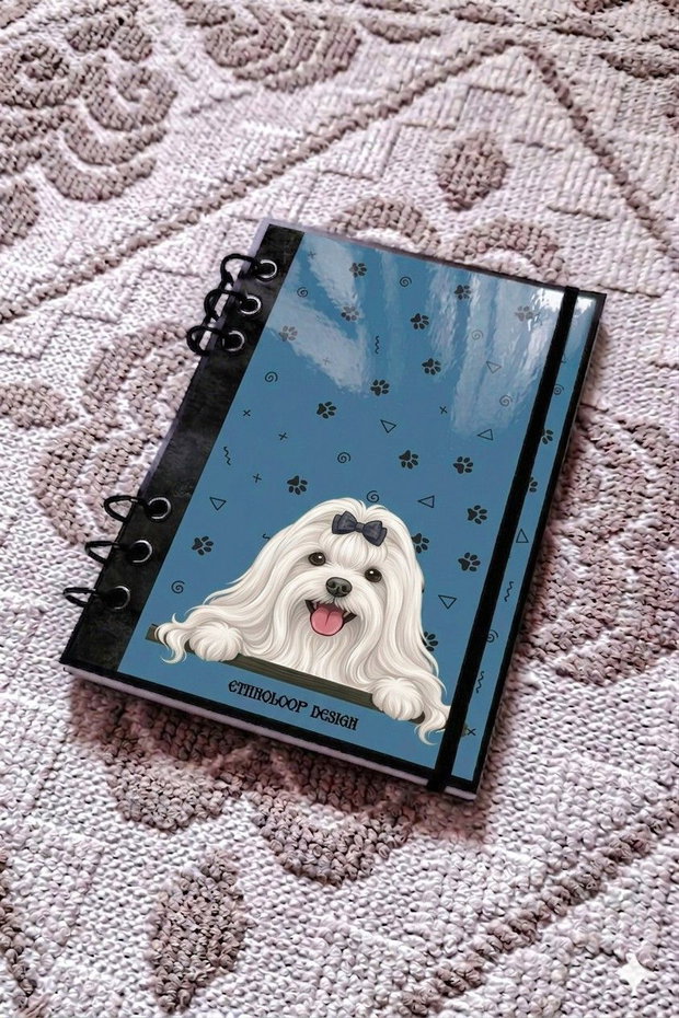 Caiet Mecanic A5 cu Refill Rezerve Foi - Curiosul Bichon Maltez cu Blana Lunga v5 (Albastru Petrol)