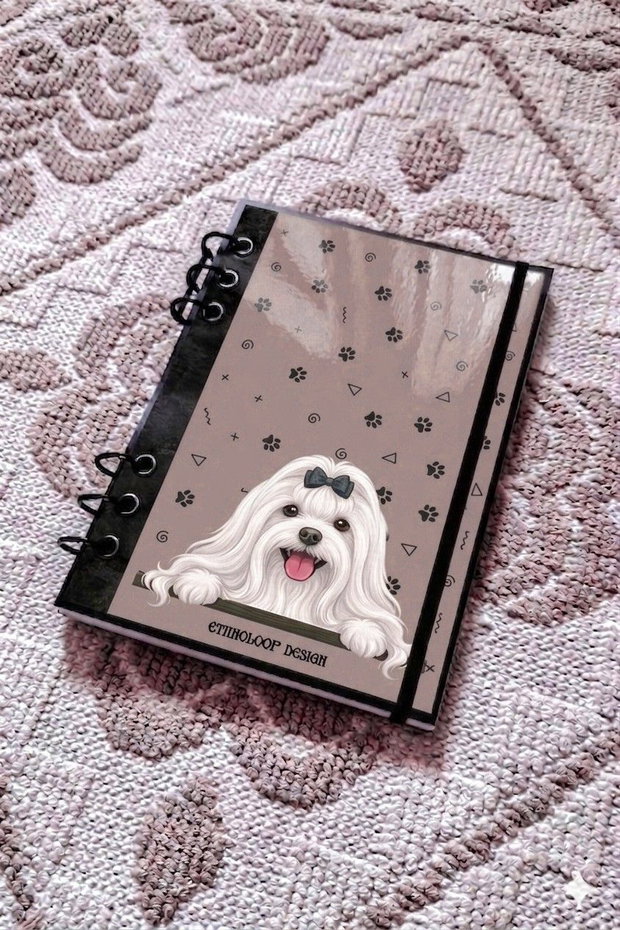 Caiet Mecanic A5 cu Refill Rezerve Foi - Curiosul Bichon Maltez cu Blana Lunga v10 (Gri-Bej/ Grej)