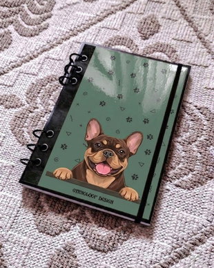 Caiet Mecanic A5 cu Refill Rezerve Foi - Curiosul Buldog Francez Ciocolatiu v4 (Verde Salvie)