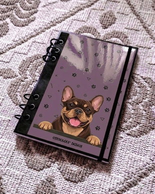 Caiet Mecanic A5 cu Refill Rezerve Foi - Curiosul Buldog Francez Ciocolatiu v7 (Mov Lila)