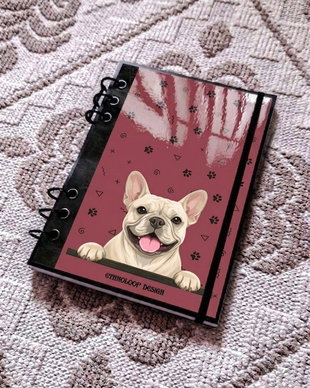 Caiet Mecanic A5 cu Refill Rezerve Foi - Curiosul Buldog Francez Crem v1 (Rosu Burgund)