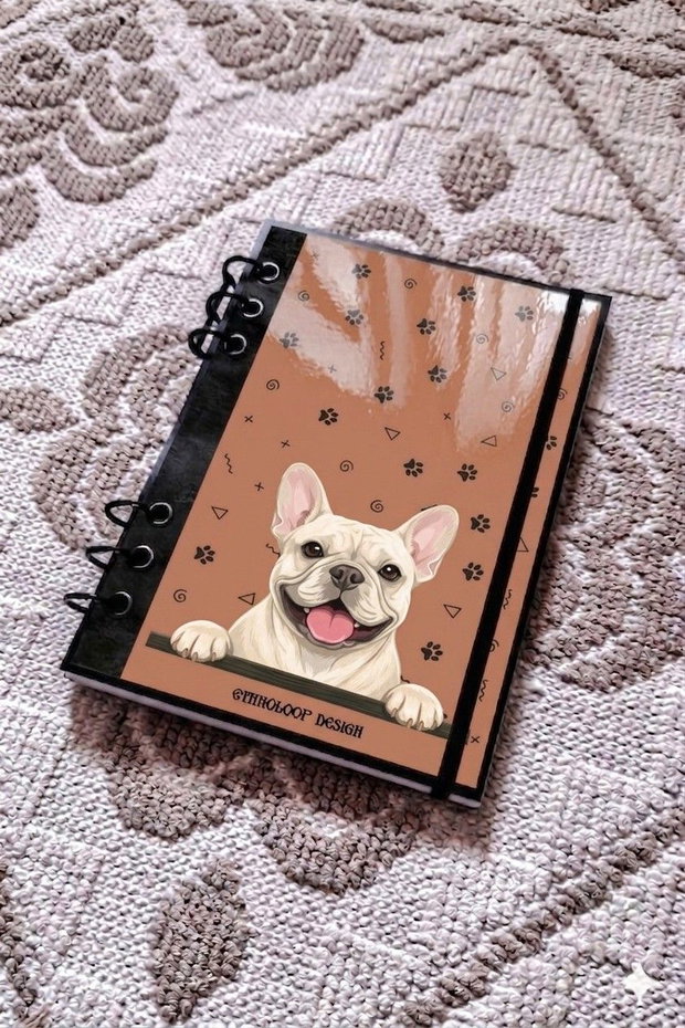 Caiet Mecanic A5 cu Refill Rezerve Foi - Curiosul Buldog Francez Crem v2 (Portocaliu Teracota)