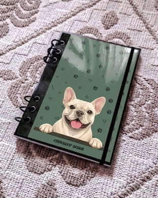 Caiet Mecanic A5 cu Refill Rezerve Foi - Curiosul Buldog Francez Crem v4 (Verde Salvie)