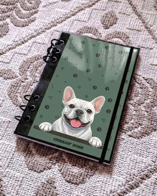 Caiet Mecanic A5 cu Refill Rezerve Foi - Curiosul Buldog Francez Alb v4 (Verde Salvie)