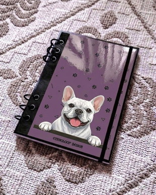 Caiet Mecanic A5 cu Refill Rezerve Foi - Curiosul Buldog Francez Alb v7 (Mov Lila)