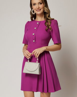 Rochie scurta magenta cu pliuri pe fusta si nasturi pe bust