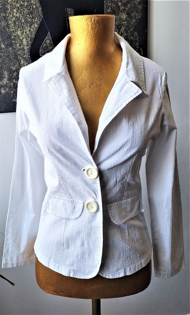 Sacou alb cu nasturi mari pentru dama
