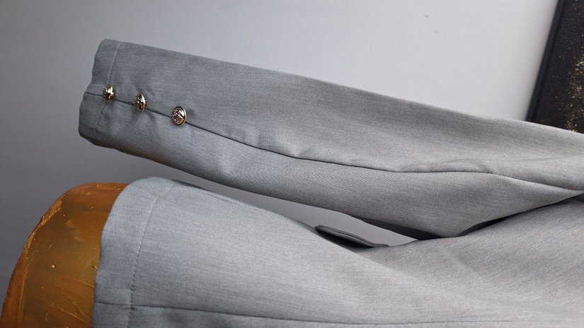 Sacou elegant gri cu nasturi aurii