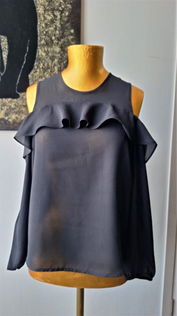 Bluza cu volane si umeri goi