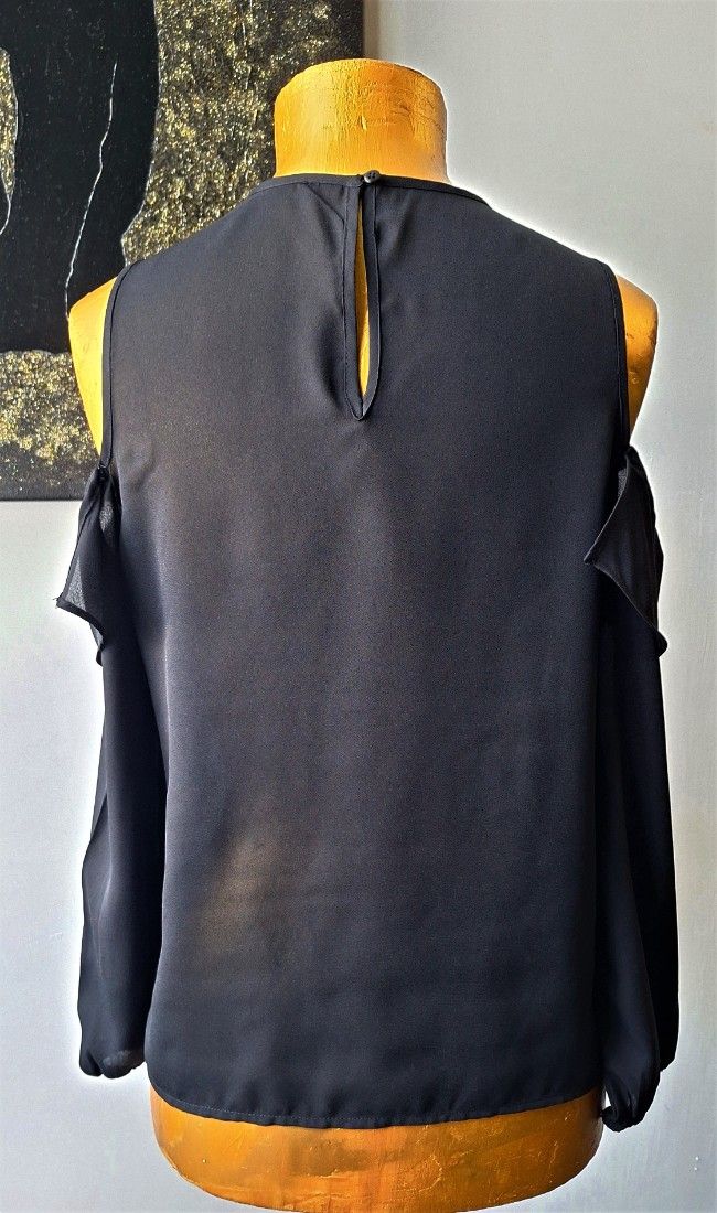 Bluza cu volane si umeri goi