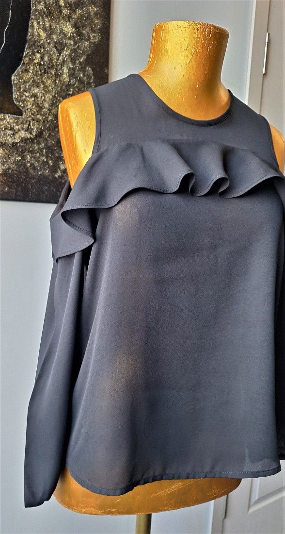 Bluza cu volane si umeri goi