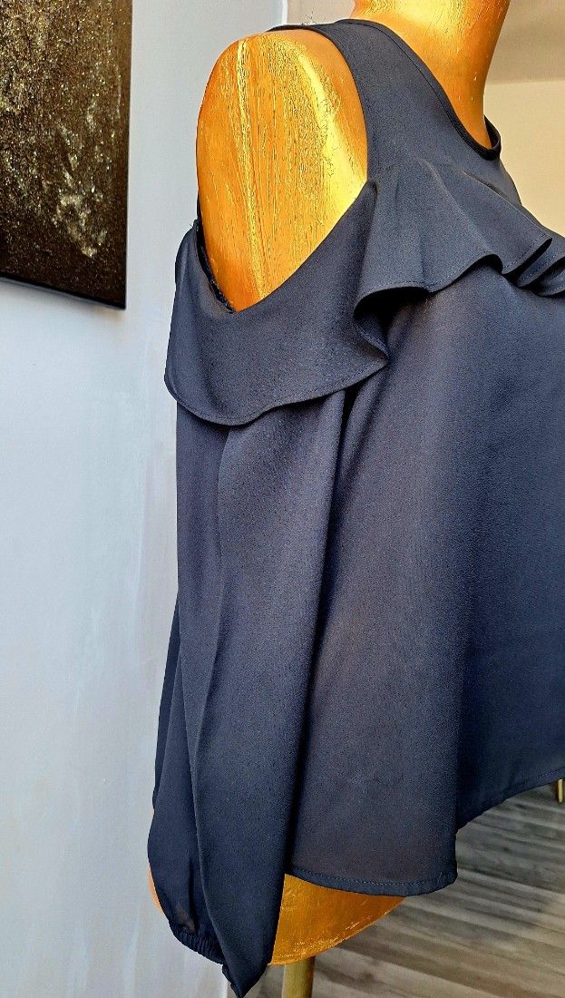 Bluza cu volane si umeri goi