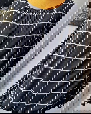 Bluza neagra cu model geometric