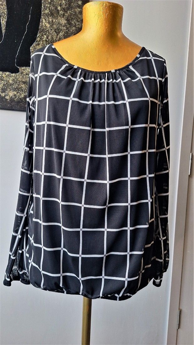 Bluza neagra cu model geometric