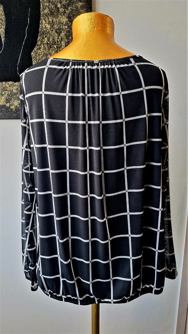 Bluza neagra cu model geometric