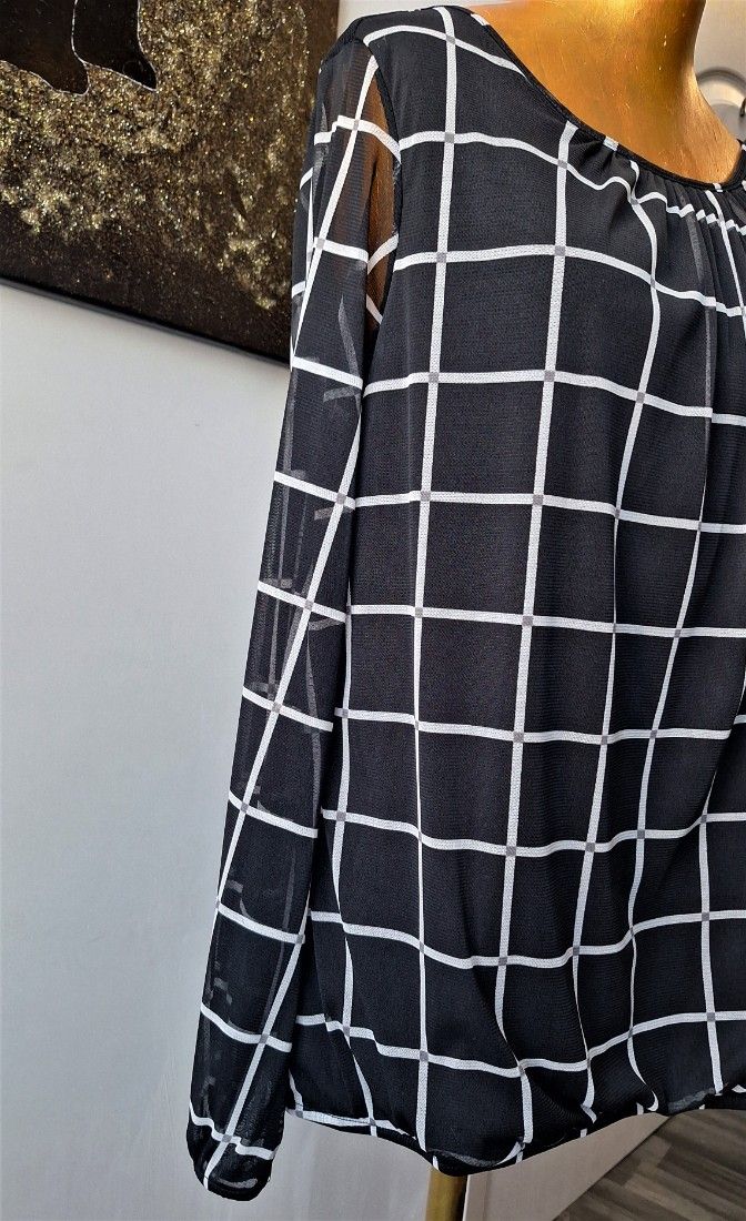 Bluza neagra cu model geometric