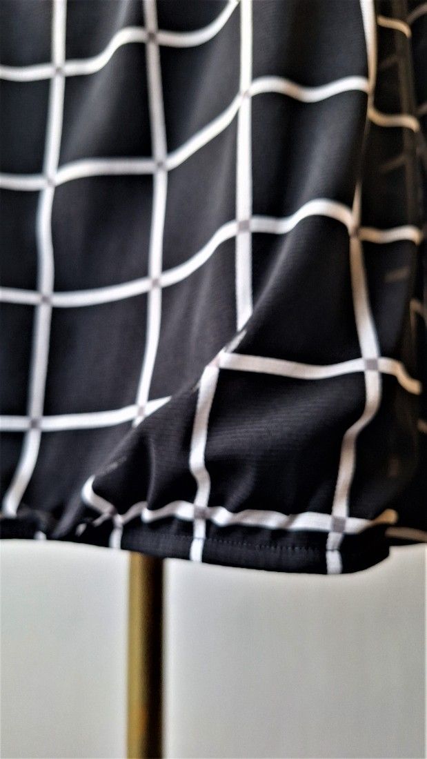 Bluza neagra cu model geometric