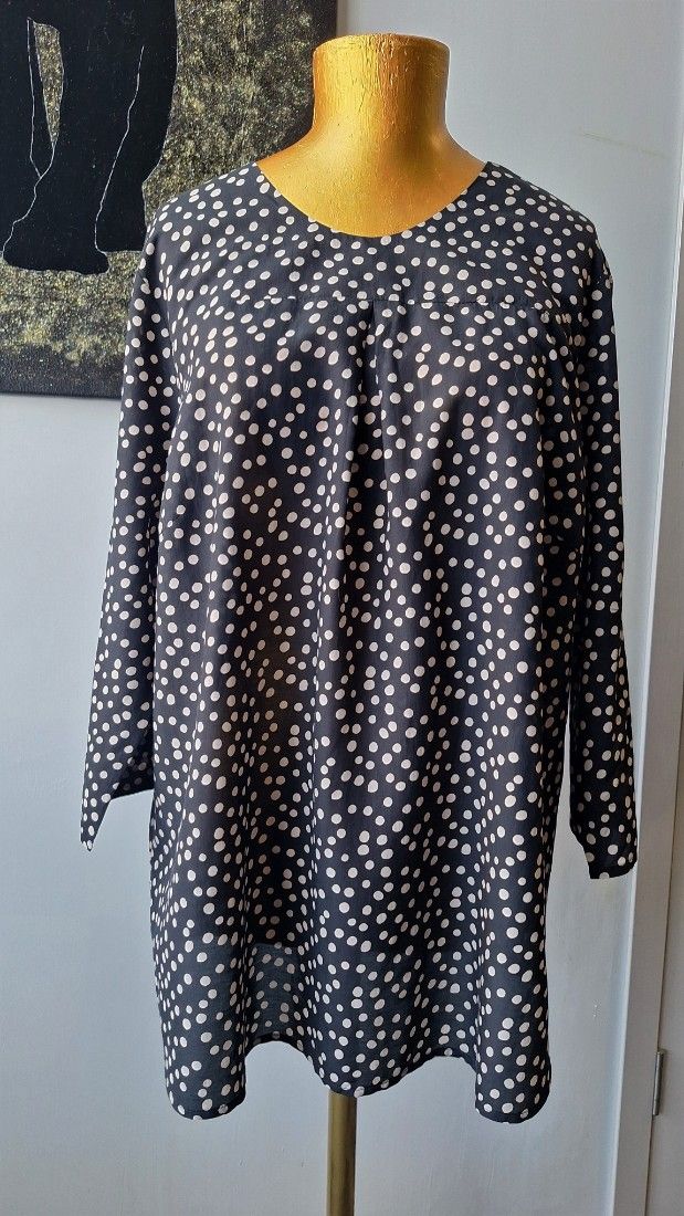 Bluza de primavara neagra cu buline albe si mâneci ¾