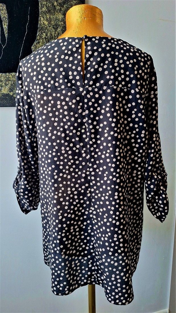 Bluza de primavara neagra cu buline albe si mâneci ¾