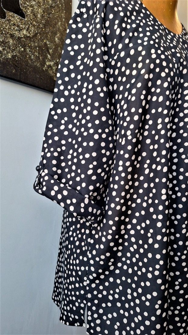 Bluza de primavara neagra cu buline albe si mâneci ¾