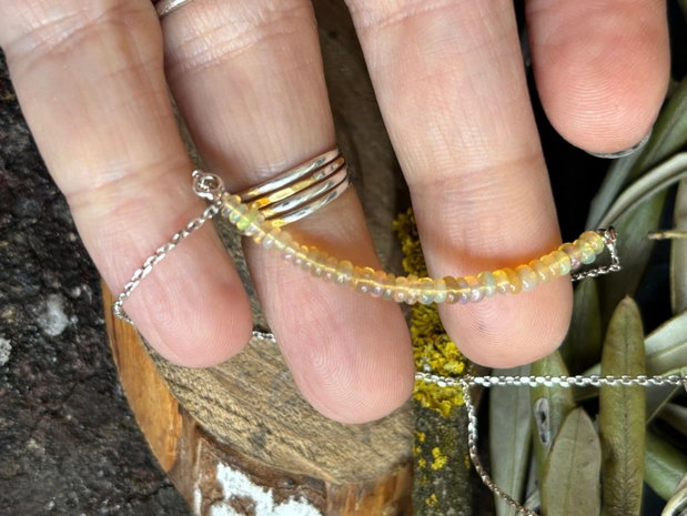 Colier din lantisor foarte fin din argint 925 si opal de foc etiopian natural