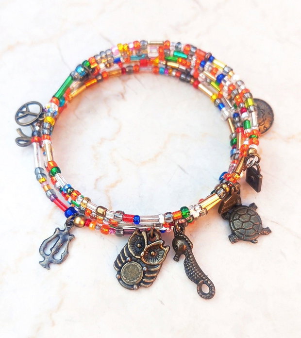 bratara boho multicolora cu charmuri patinate