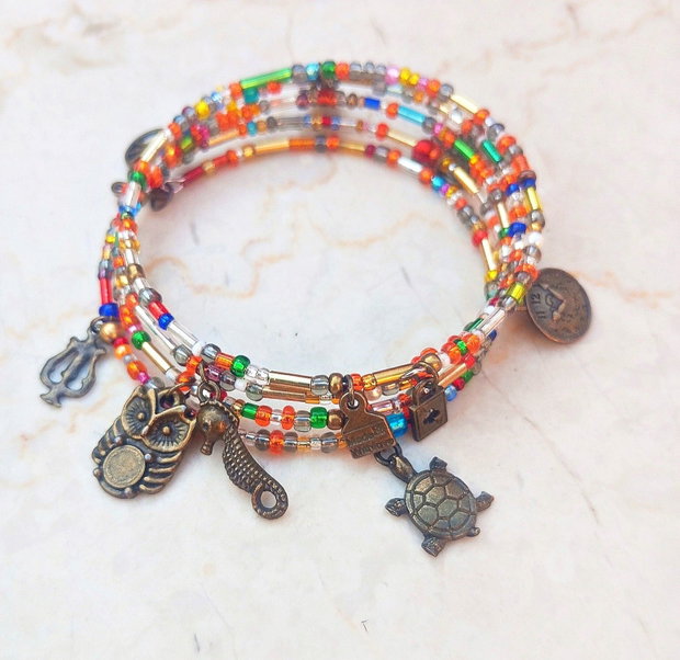 bratara boho multicolora cu charmuri patinate