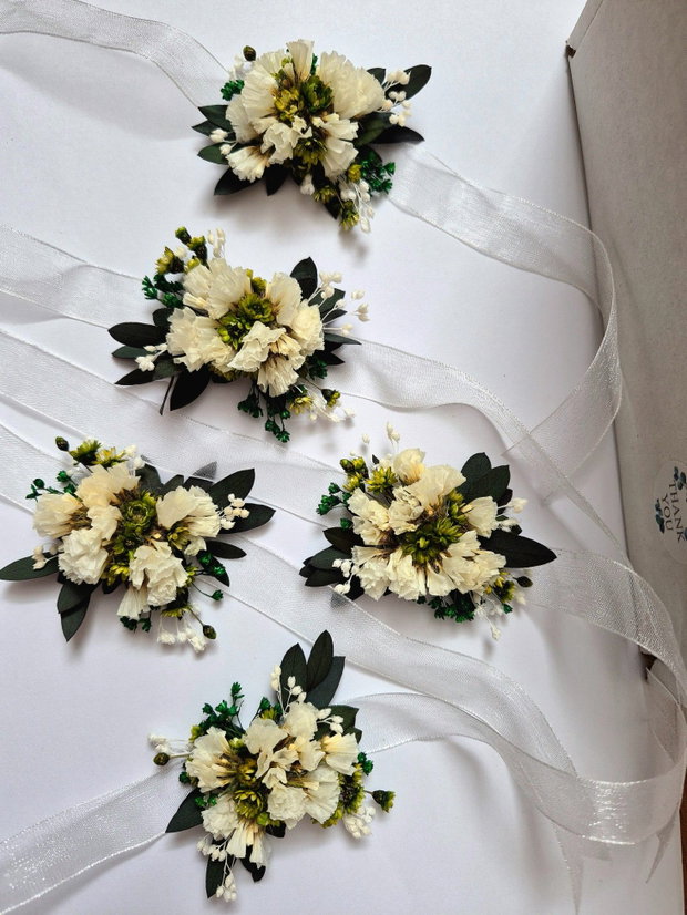 Cocarde Mire , Naș , Invitați nuntă ( Flori de pus în piept , Butoniere ) / Brățări domnișoare onoare - Flori naturale uscate și criogenate , Alb - Verde Olive - Verde Smarald - Verde pădure