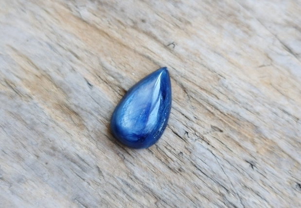 Cabochon kyanite, 25x15x6 mm