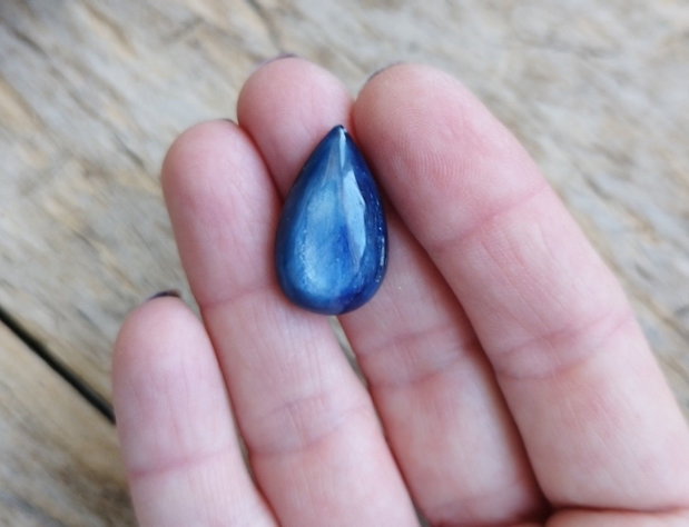 Cabochon kyanite, 25x15x6 mm