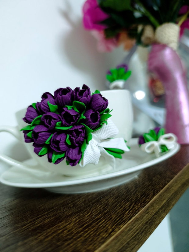 Set decorativ handmade - cana cu buchet de lalele roz, farfurioara si lingurita asortata