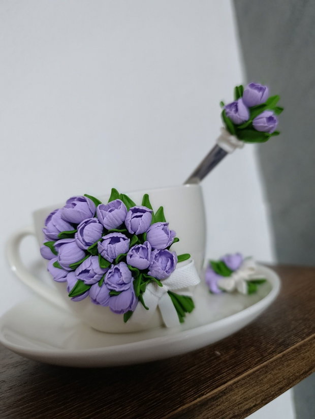 Set decorativ handmade - cana cu buchet de lalele roz, farfurioara si lingurita asortata