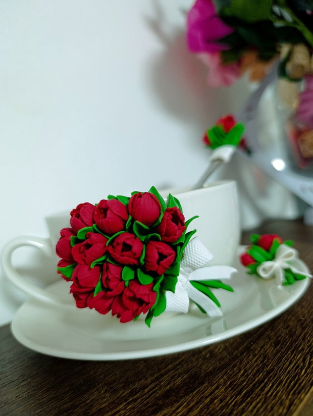 Set decorativ handmade - cana cu buchet de lalele roz, farfurioara si lingurita asortata