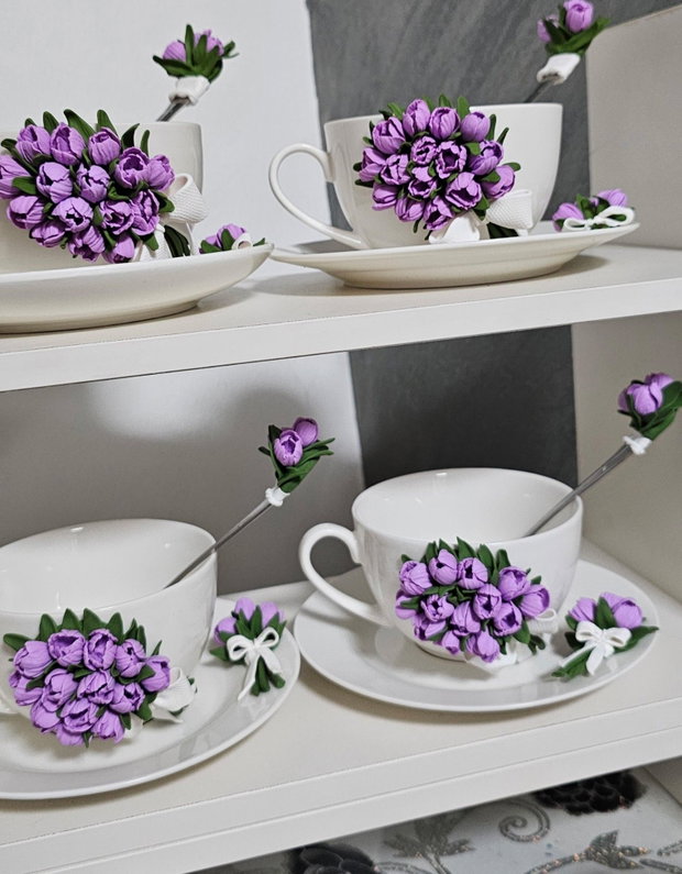 Set decorativ handmade - cana cu buchet de lalele roz, farfurioara si lingurita asortata