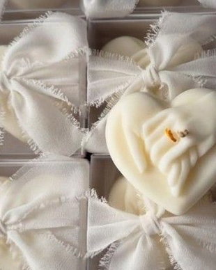 Mărturii nuntă lumânări din ceară de soia  inimă cu mâini, handmade, cadou invitați elegant