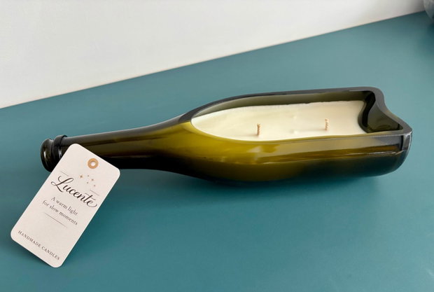 Lumânare artizanală în sticlă de vin reciclată