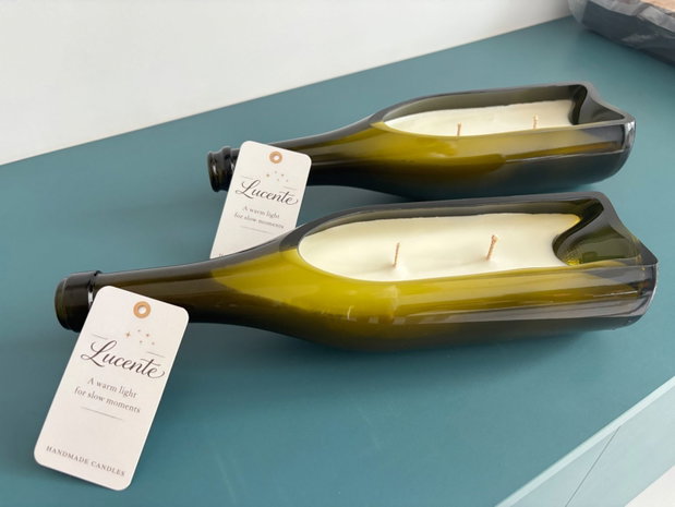 Lumânare artizanală în sticlă de vin reciclată