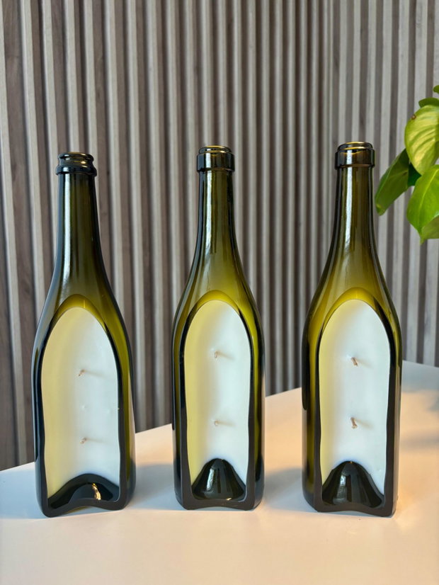 Lumânare artizanală în sticlă de vin reciclată