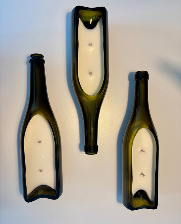 Lumânare artizanală în sticlă de vin reciclată