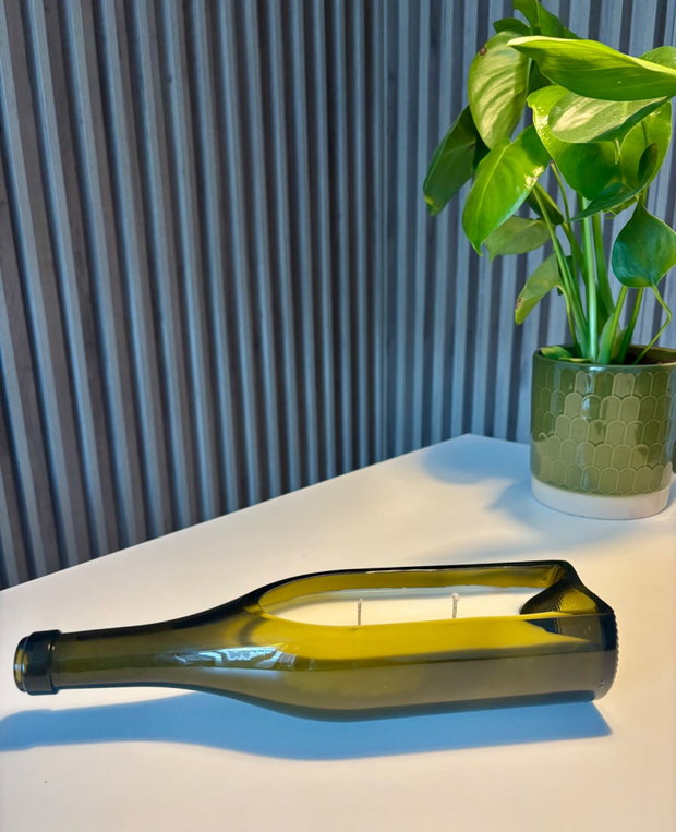 Lumânare artizanală în sticlă de vin reciclată