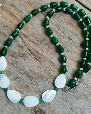 Frunzis - colier sidef, onix verde, coral alb, agate