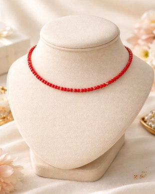 Choker rosu cu accente aurii