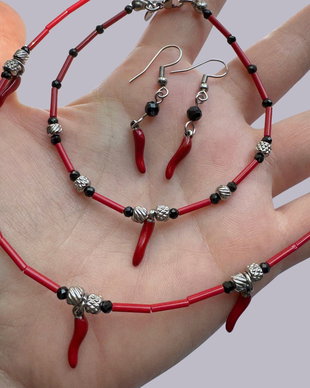 Set argintiu cu turmalina neagra, margele rosii si charm-uri norocoase ardei iute ( Lucky Chili Pepper) - cercei, colier si bratara