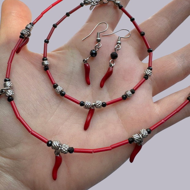 Set argintiu cu turmalina neagra, margele rosii si charm-uri norocoase ardei iute ( Lucky Chili Pepper) - cercei, colier si bratara