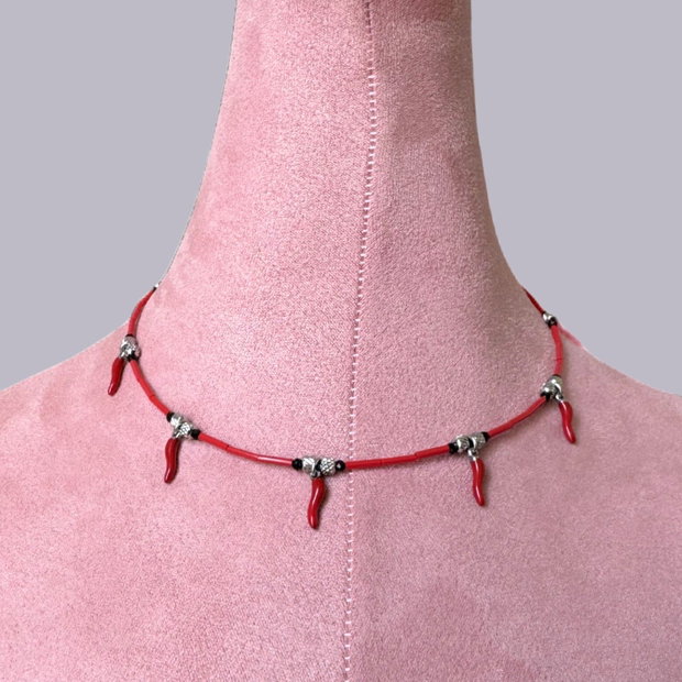 Set argintiu cu turmalina neagra, margele rosii si charm-uri norocoase ardei iute ( Lucky Chili Pepper) - cercei, colier si bratara