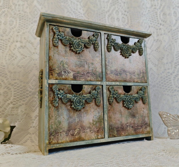 Cutie dulăpior -Vintage Chic