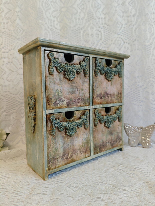 Cutie dulăpior -Vintage Chic