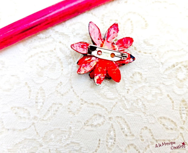 Brosa floare cu coral roz